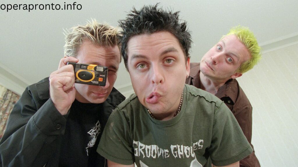 Green Day พวกเขาเป็นกลุ่มคนอเมริกันที่มีความกล้า ก่อตั้งในปี 1987 ที่ อีส เบย์ แคลิเฟอร์ โดย บิล โจ แอมสตราด และ ไมค์ ดินท์