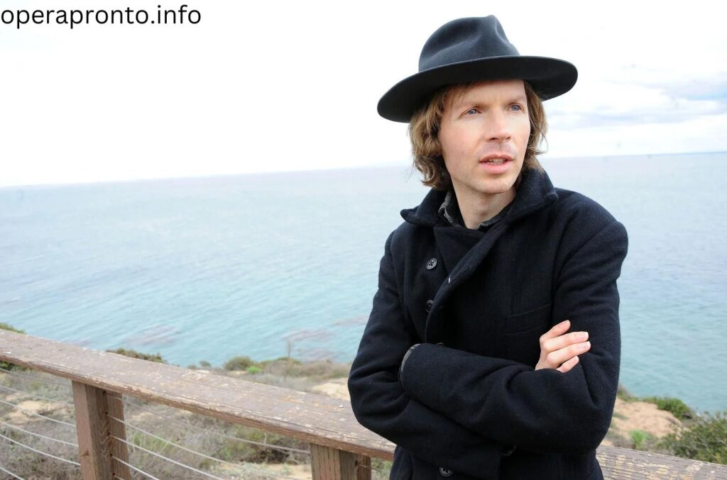 Beck เมื่อก่อนเขาแสดงที่ร้านกาแฟในย่านซิลเวอร์เลค ลูเซอร์ เพลงเดโมต้นทุนต่ำสำหรับ บอง โร้ด คัสตอม เรคคอร์ด กลายเป็นเพลงฮิต